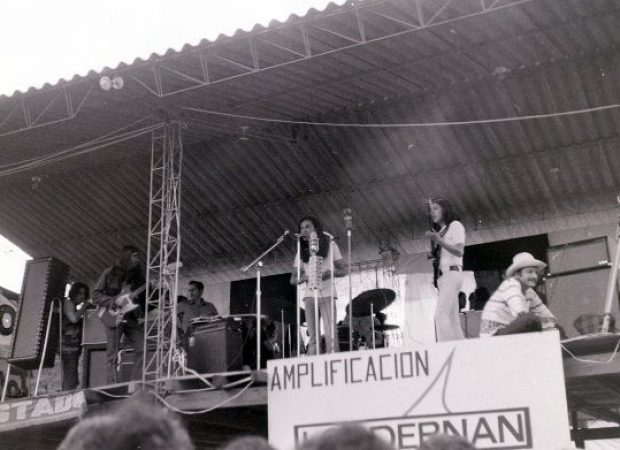 La banda Terrón de sueños durante su presentación en Ancón. Foto del archivo de Jorge Gaviria tomada del fanpage Memoria Visual de Medellín. 