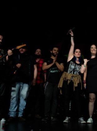 Todos los músicos de Alianza Rock junto a María Carolina Dávila (der) cerrando el concierto con la mejor energía. Foto de José Rojo.