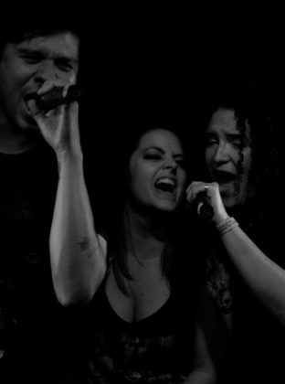 Óscar Mora (izq), Laura Azul (centro) y María Carolina Dávila (der) en el pequeño tributo a Metallica y Led Zepellin.