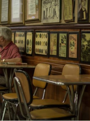 Málaga – Un pensionado espera a su esposa mientras bebe una cerveza espumosa y lee el horóscopo en el Salón Málaga. A su espalda, las agrupaciones musicales y los personajes famosos que han amenizado, por décadas, el ambiente del lugar.