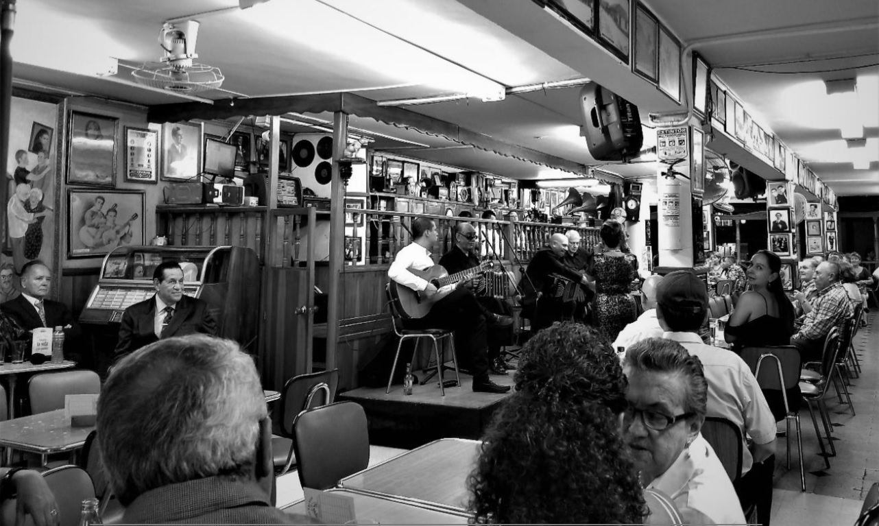 En el Salón Málaga se viven las raíces de una Medellín tanguera - Música