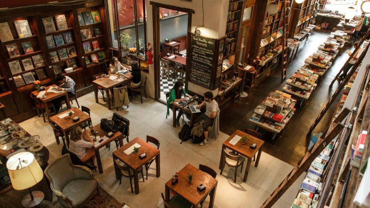 Un café en Buenos Aires y una reseña en Medellín - Literatura